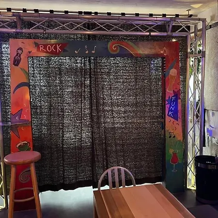 Apartment Musikbühne Flieger - Konzept - Loften In Einer Kneipe