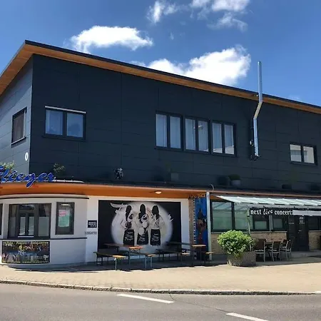 Musikbühne Flieger - Konzept - Loften In Einer Kneipe Apartment *