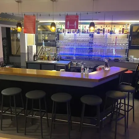 Musikbühne Flieger - Konzept - Loften In Einer Kneipe Apartment *