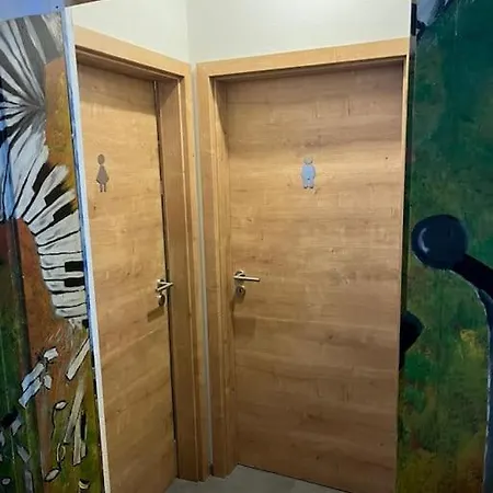 Musikbühne Flieger - Konzept - Loften In Einer Kneipe Apartment *