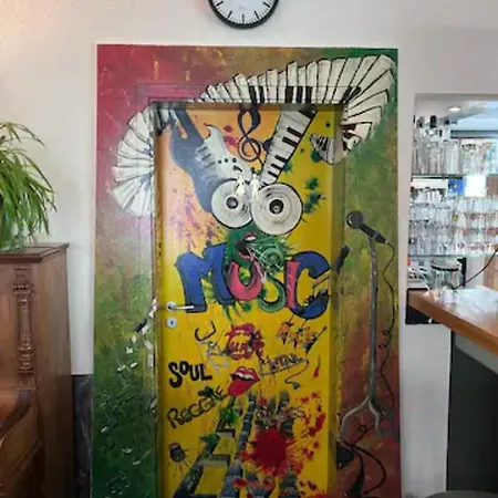 Musikbühne Flieger - Konzept - Loften In Einer Kneipe Apartment *